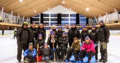 Caiac SMile și Kaufland România oferă lecții de schi adaptat angajaților și partenerilor cu dizabilități în taberele care ofera acces la o viață activă și independentă