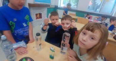 Copiii care menţin curat mediul oceanului planetar. Mesajul apei la #apecurateasumate